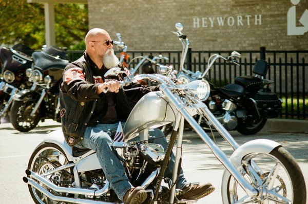 Comment créer une collection de vêtements de moto inspirés de différentes cultures ?